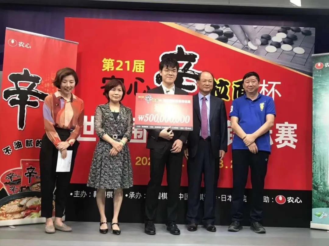 嘉賓選手合影柯潔(左三).jpg