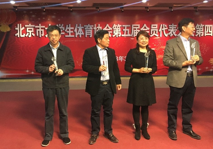史宗愷(左一)代表學校領?¥?